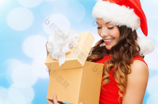 红衣微笑的女人拿着礼盒