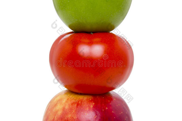 特写的西红柿，上面有<strong>绿色</strong>的苹果，底部有<strong>白底</strong>的红苹果。