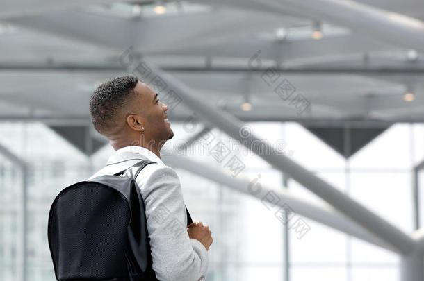 带着包在机场的年轻黑人