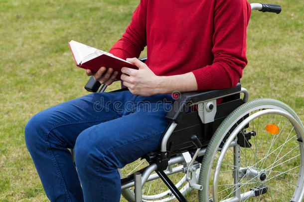 残疾人在花园里看书