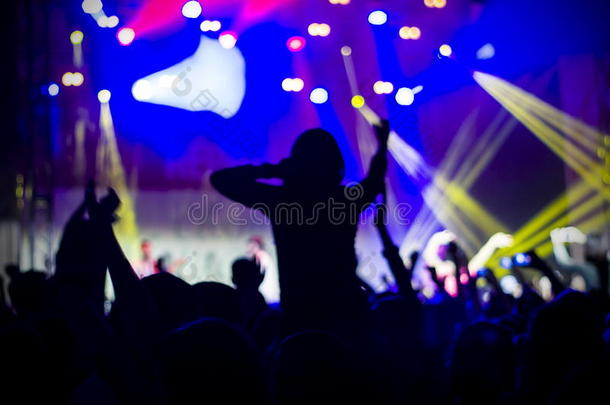 年轻人在摇滚音乐会上开心的照片，活跃的生活方式，