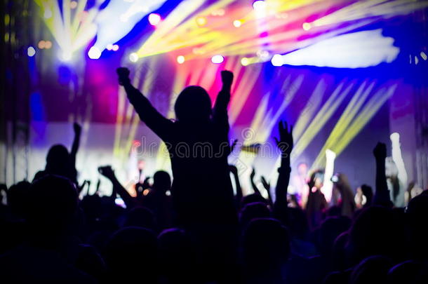 年轻人在摇滚音乐会上开心的照片，活跃的生活方式，