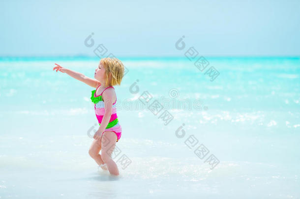 小女孩指着海边的复制空间