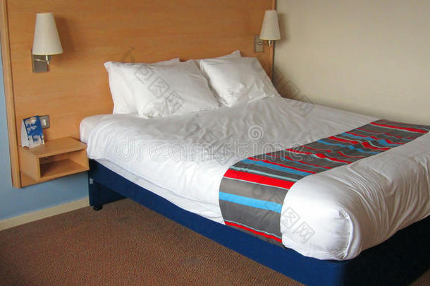 酒店房间双人床的特写镜头。