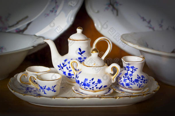 复古风格的花饰茶壶和茶杯。茶在亚洲很受欢迎