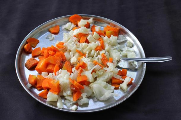 胡萝卜和卷心菜-健康的新鲜饮食，蒸蔬菜