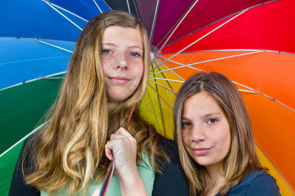 两个十几岁的女孩在五颜六色的<strong>伞下</strong>
