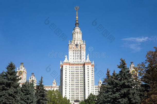 明媚夏日的莫斯科国立大学大楼