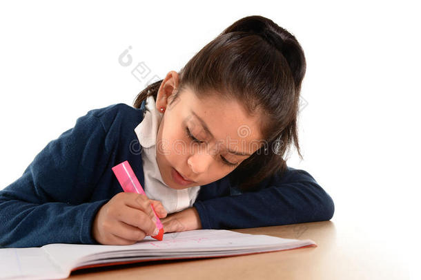 西班牙裔小女孩儿用粉色记号笔写作业