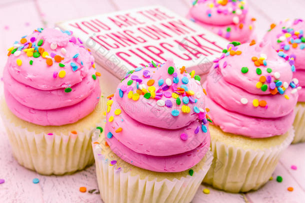 粉色糖霜生日纸杯蛋糕