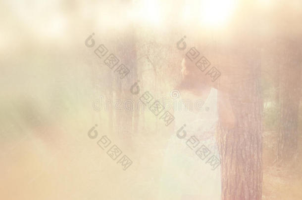 年轻女子站在<strong>森林</strong>里的超现实照片。图像有纹理和色调。<strong>梦幻</strong>般的概念。