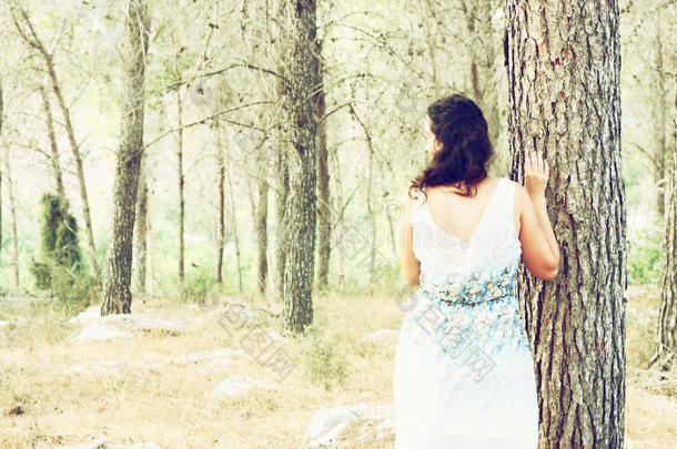 年轻女子站在<strong>森林</strong>里的超现实照片。图像有纹理和色调。<strong>梦幻</strong>概念
