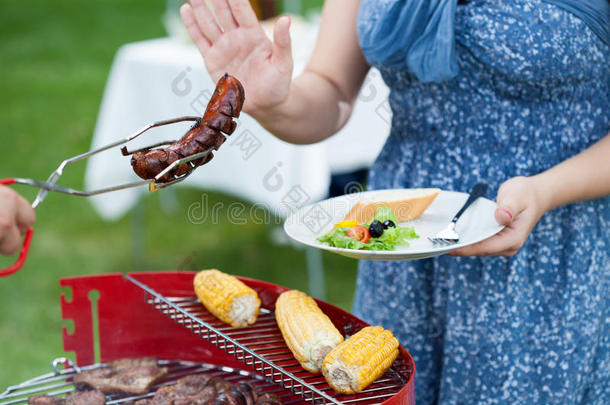 烧烤时节食的女人