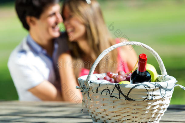 迷人的情侣在乡村浪漫野餐。