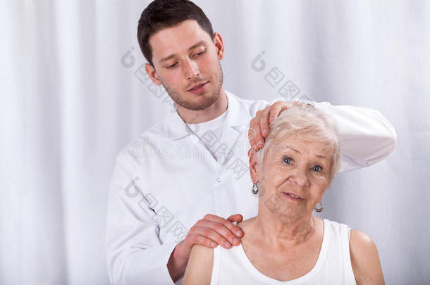 理疗师帮助颈部疼痛患者