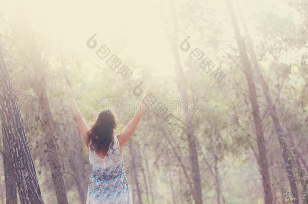 年轻女子站在<strong>森林</strong>里的超现实照片。图像有纹理和色调。<strong>梦幻</strong>概念