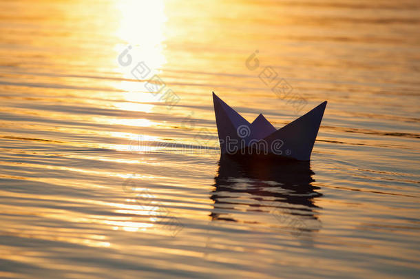 纸船在波涛汹涌的水面上航行