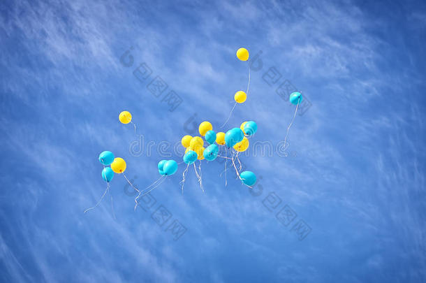 天空中黄色和蓝色的气球