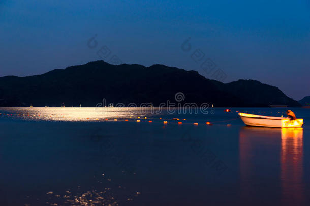 夜海中的渔船