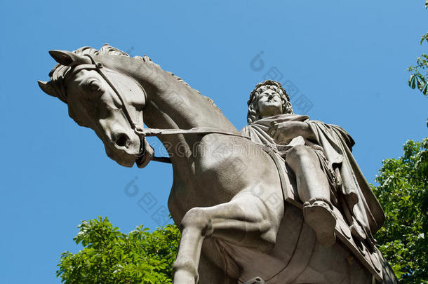 亨利四世在巴黎代替孚日的雕像
