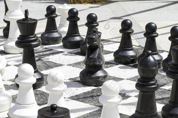 街头的大型棋类游戏