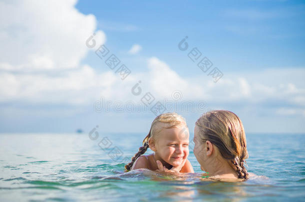 年轻的母女俩在热带海洋的小岛上畅游