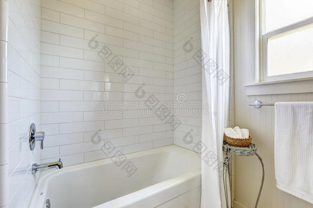 带瓷砖墙面装饰和浴缸的简易浴室