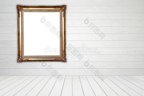 房间内的空白金色框架，白色木墙和木地板