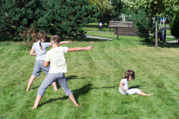 小孩子在公园的草地上做运动