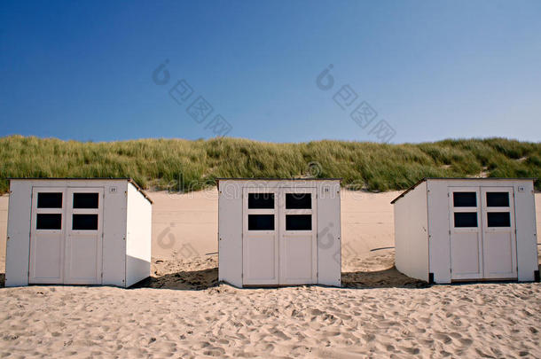 在海滩度假的白色沙滩小屋