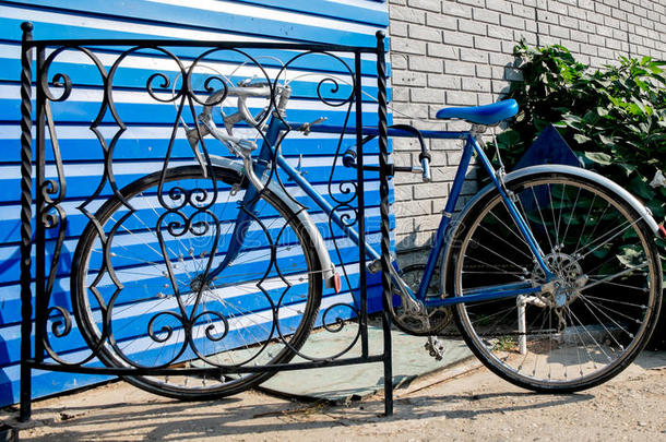 城市自行车固定齿轮和蓝色墙壁，复古