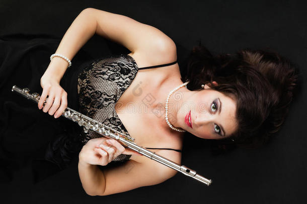 艺术。用长笛吹长笛的女子长笛手。音乐。