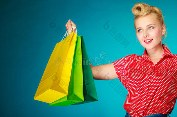 拿着购物袋买衣服的小女孩。销售