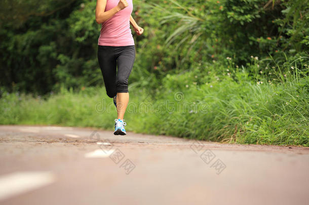 健身女<strong>跑步</strong>者在<strong>跑道上跑步</strong>