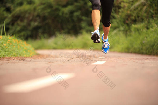 健身女跑步者在<strong>跑道上</strong>跑步