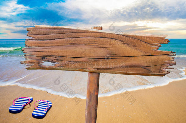 海滩上的旧木牌