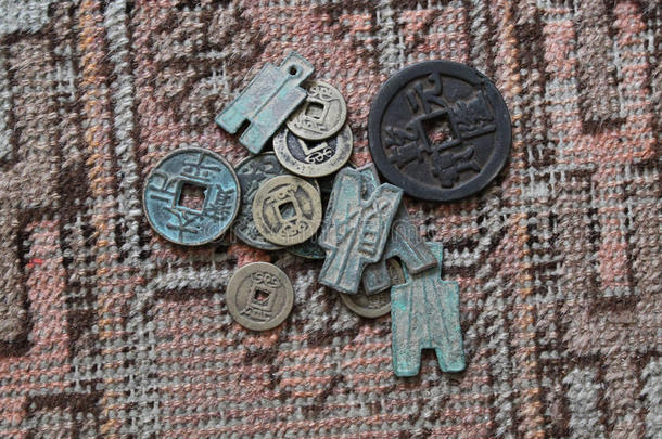 中国古董地毯上的中国古币