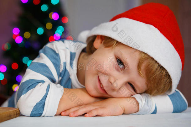 戴圣诞帽的小男孩，圣诞树和彩灯