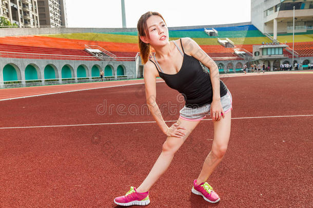 中国女子在体育场跑道上伸展