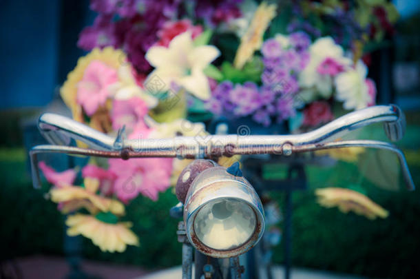 旧自行车和鲜花
