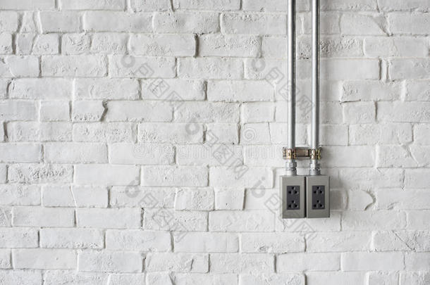 白漆砖墙上的电源插座