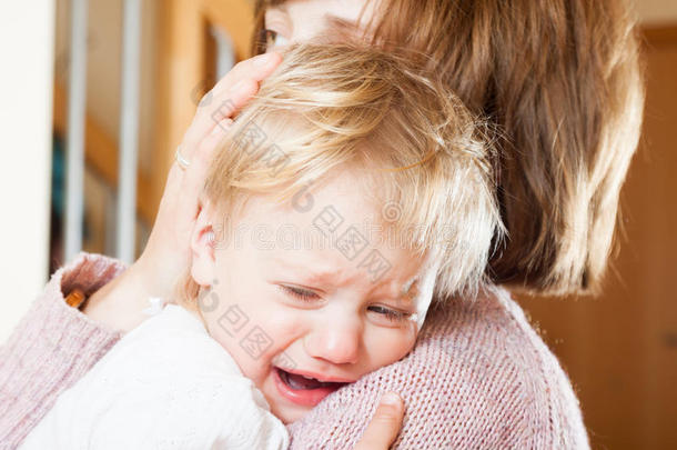妈妈抱着哭着的孩子