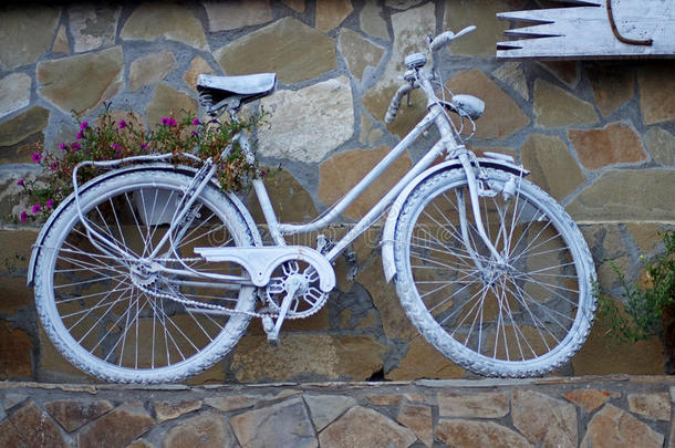 白漆自行车