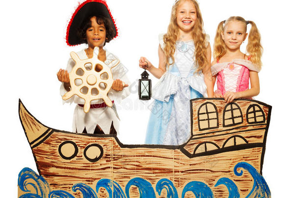 三个孩子，海盗和公主在纸板船上
