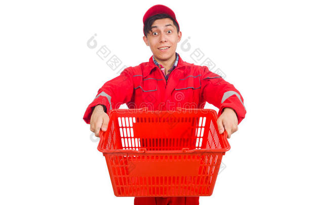 一个穿着红色工作服的男人在超市购物