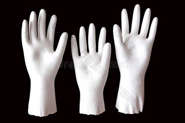 黑色背景上三个白色模制举起的手