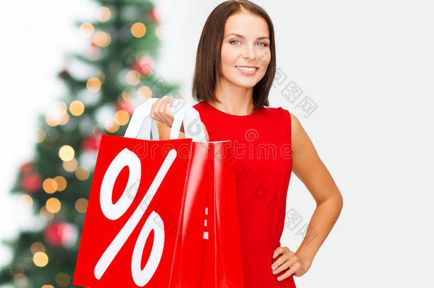 穿着红裙子拿着购物袋的女人