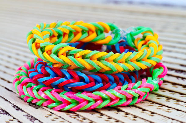 彩色彩虹织机手镯橡胶带时尚特写