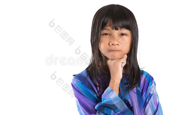 身着马来传统服饰的亚洲少女
