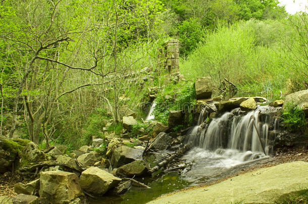 美丽的岩石瀑布，取名为gualba（西班牙巴塞罗那）。清新干净的小河，一个放松的地方